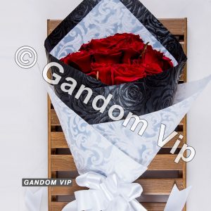 دسته گل رز قرمز