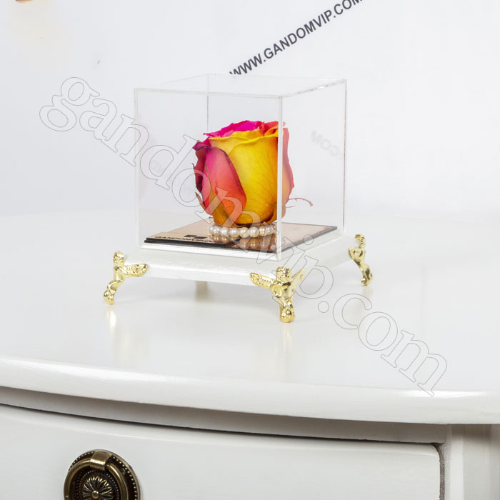 گل رز جاودان سه رنگ در باکس مبلی