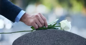 گل روی سنگ قبر